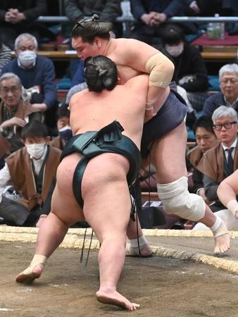 　照ノ富士は寄り切りで錦木に敗れる