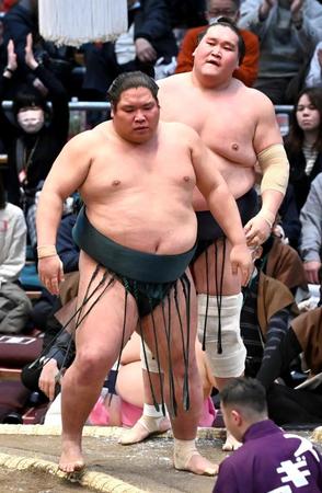 　照ノ富士は寄り切りで錦木に敗れる