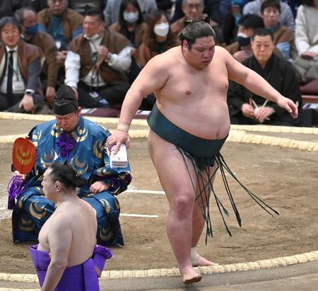 　懸賞を受け取り、土俵を降りる錦木