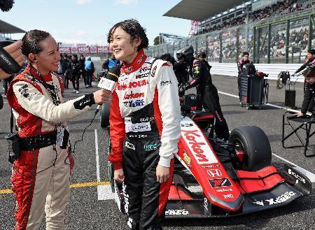 　スーパーフォーミュラに日本人女性として初参戦し、１７位の野田樹潤（右）＝１０日、三重県鈴鹿サーキット（（Ｃ）ＪＲＰ）