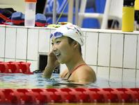 　練習中に笑顔を見せる池江