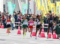 　前の選手を追走する（左から）鈴木亜由子、安藤友香、加世田梨花ら
