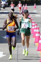 　３９キロ付近で競り合う安藤友香（右）とユニスチェビチー・チュンバ