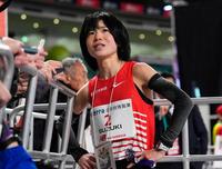 　３位でゴールし、取材に応じる鈴木亜由子