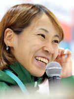 　笑顔で記者会見する安藤友香