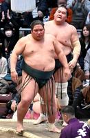 　照ノ富士は寄り切りで錦木に敗れる