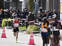 　２５キロすぎ、先頭集団から遅れる鈴木亜由子（代表撮影）