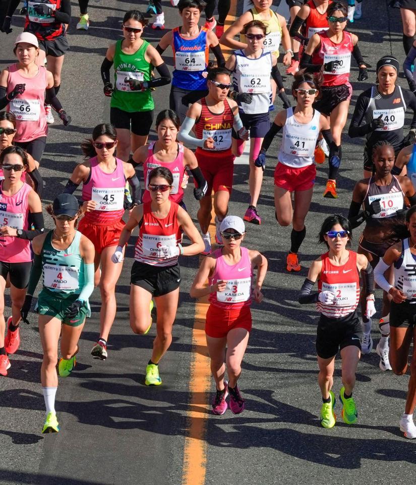 　スタートする（下右から）、鈴木亜由子（２）、加世田梨花（３）、安藤友香（４）