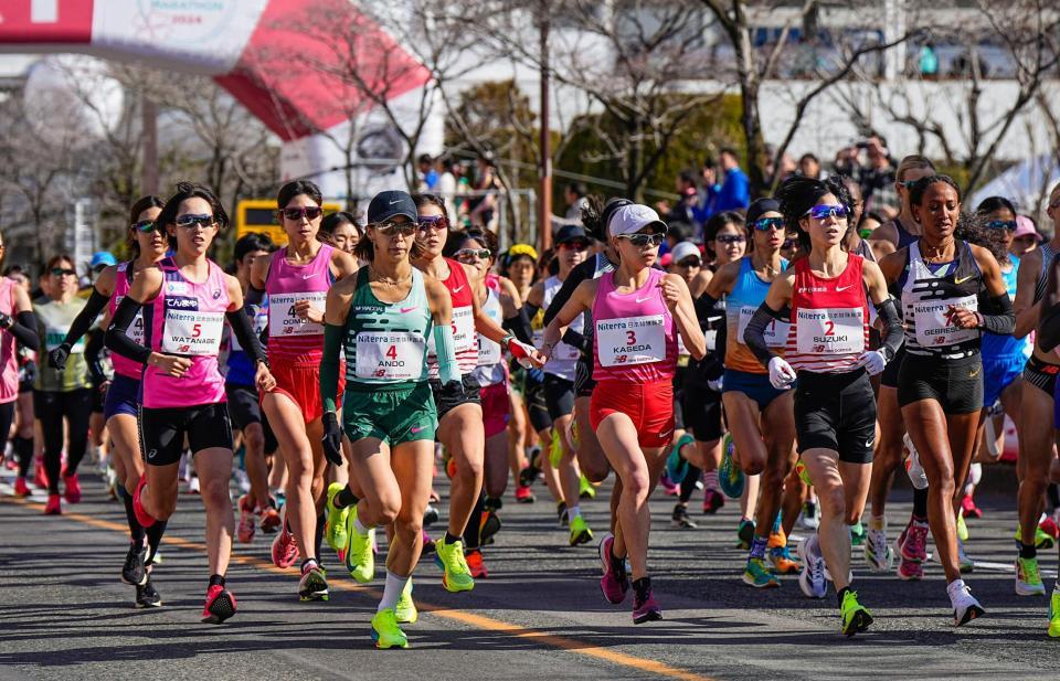 　スタートする鈴木亜由子（２）、加世田梨花（３）、安藤友香（４）