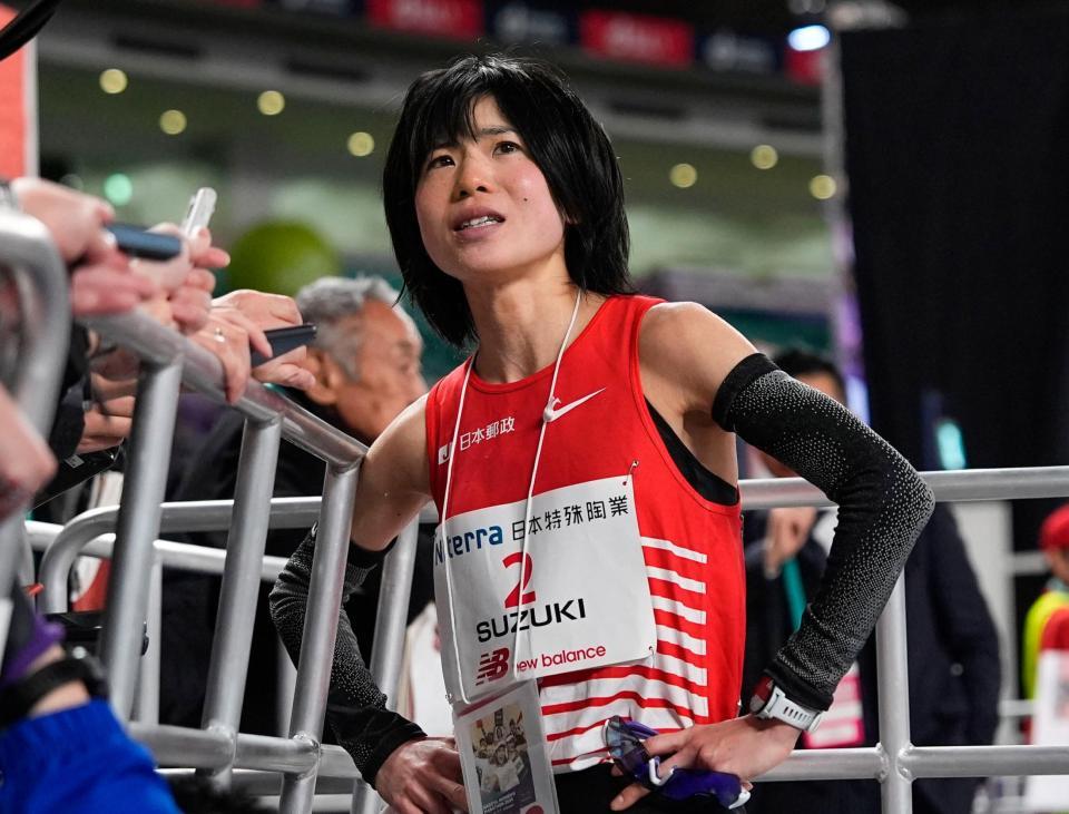 　３位でゴールし、取材に応じる鈴木亜由子