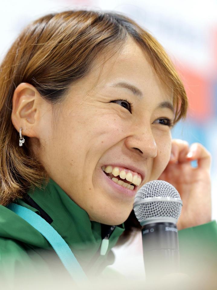 　笑顔で記者会見する安藤友香