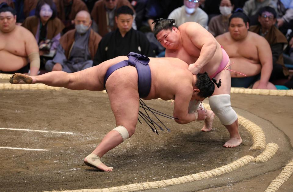 　豊昇龍を肩透かしで破った宇良（撮影・坂部計介）