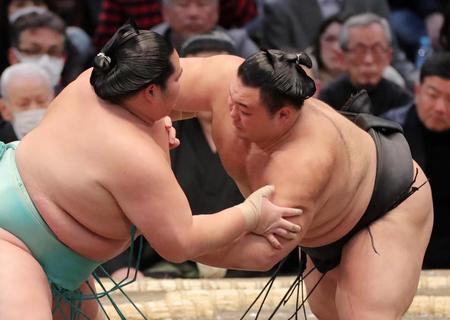 新大関琴ノ若が２日目で早くも土　朝乃山の押しに防戦一方　花道では不完全燃焼の表情も　朝乃山「前に攻めて相撲をとれた」