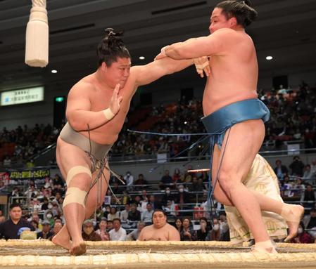 　玉正鳳（右）を押し出す若隆景（撮影・坂部計介）