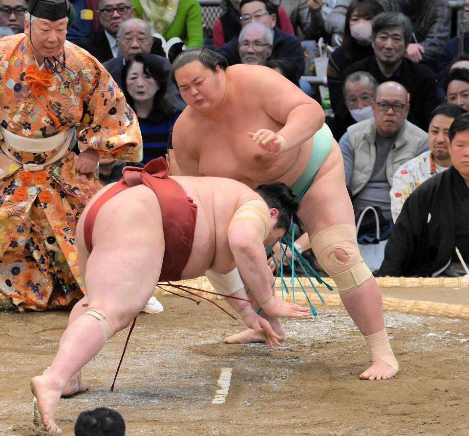 　熱海富士をはたき込みで下す琴ノ若（撮影・金居みつよし）