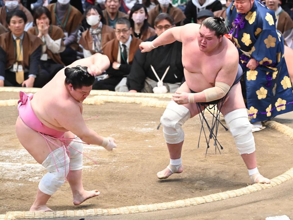 　照ノ富士が押し倒しで宇良を下す