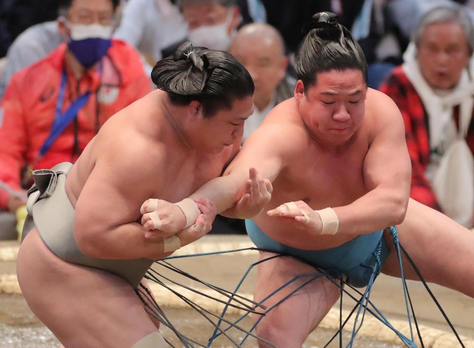 　玉正鳳（右）の攻めをいなす若隆景