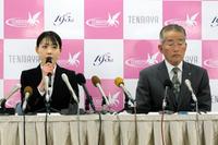 　２０２３年度総括会見に出席した前田穂南と武冨豊監督