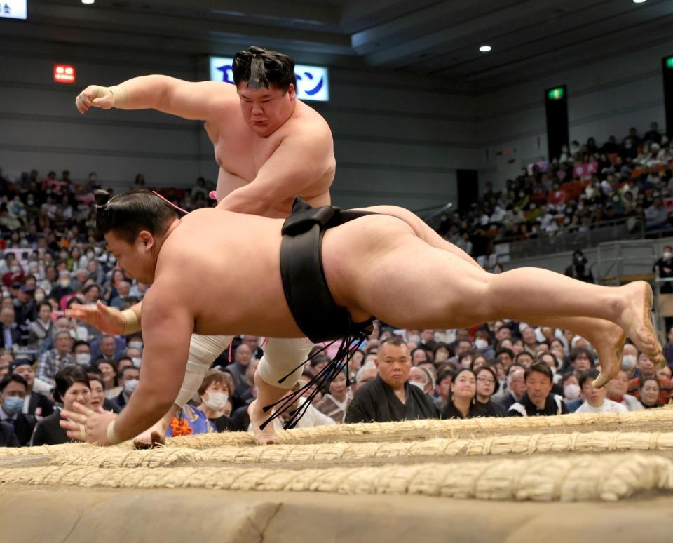 宇良マジックさく裂！？大関霧島を突き落としで撃破 本人は「覚えて