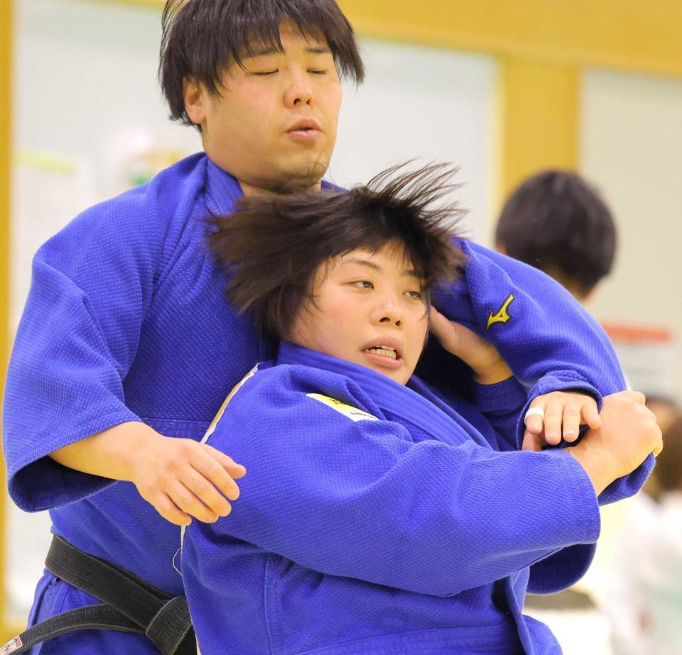 　兄・勝さん（上）と練習する素根輝（撮影・吉澤敬太）