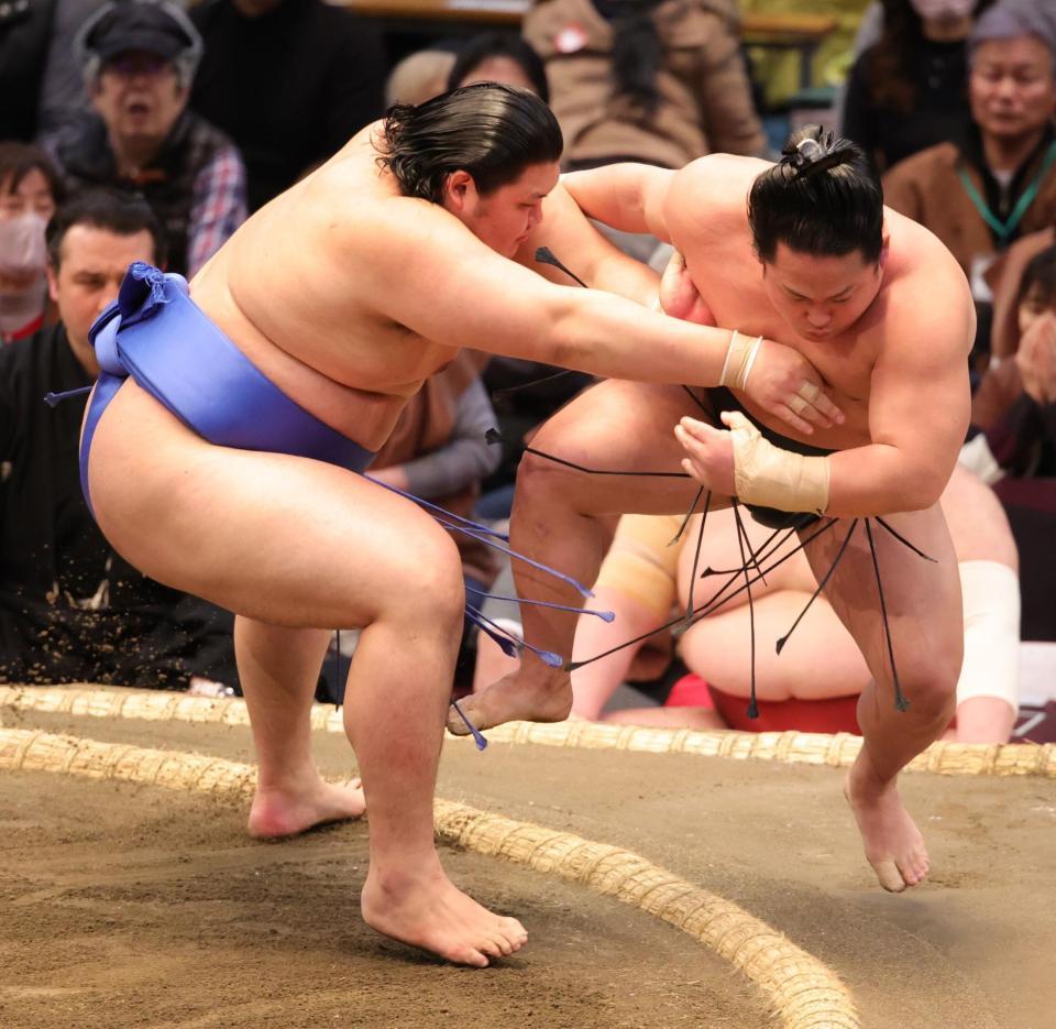 　翠富士（右）を一気に押し出す大の里（撮影・坂部計介）