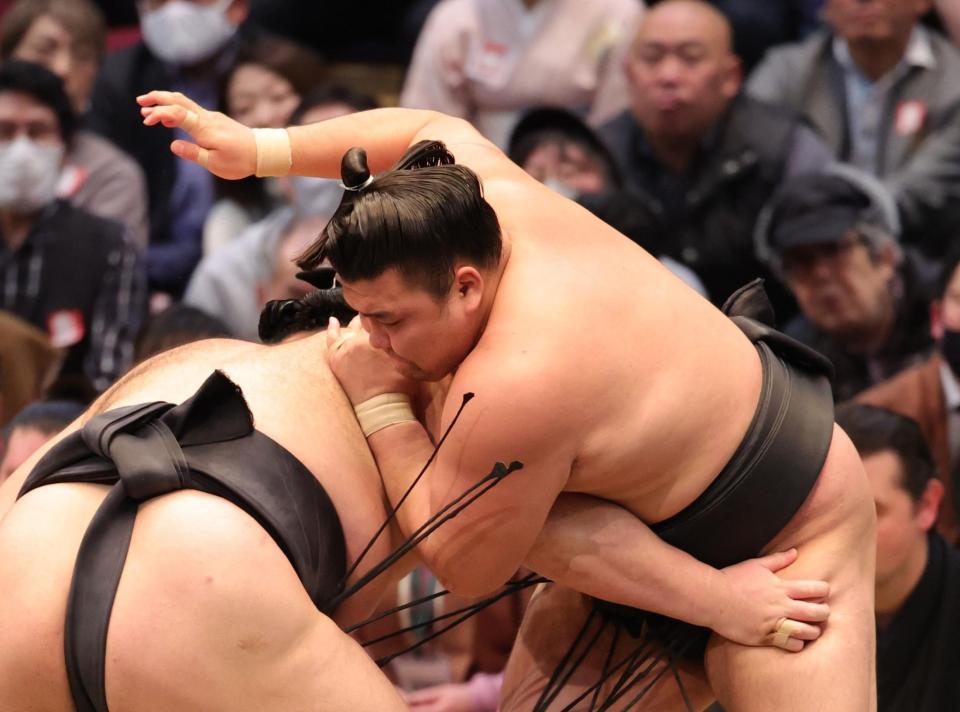 　朝乃山（左）に低い体勢をとられ、寄り切られる霧島（撮影・坂部計介）