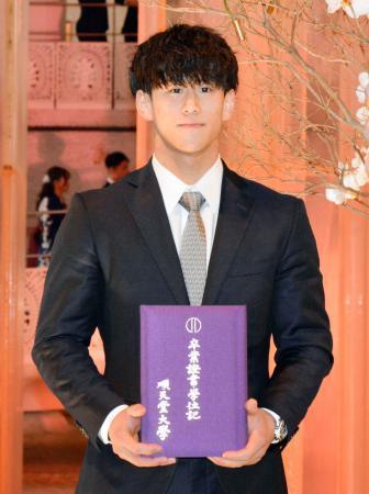 橋本大輝「成長できた４年間」　体操男子、順大卒業式