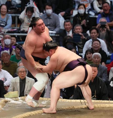 　照ノ富士（左）を寄り切りで破る王鵬