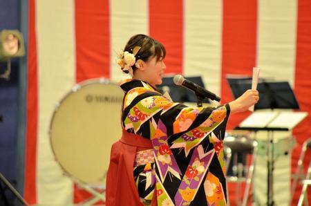 　卒業生代表あいさつを行う三上紗也可