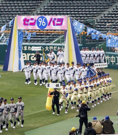 　第９６回選抜高校野球大会の開会式リハーサルで、入場行進する星稜や日本航空石川の選手ら＝１７日午前、甲子園球場