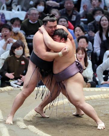 　霧島（左）を寄り切りで破った翔猿