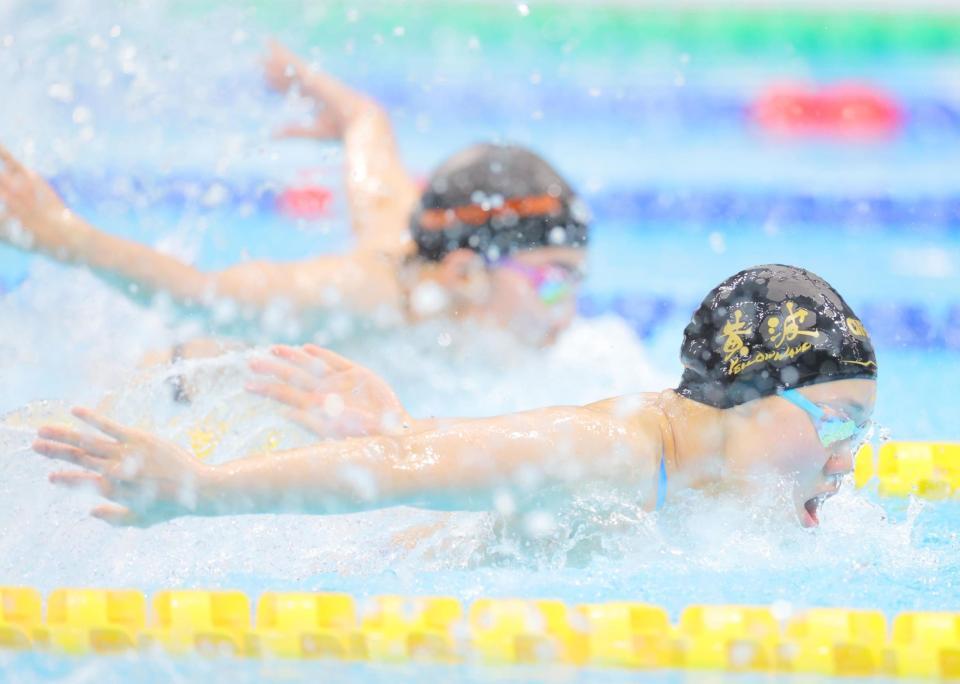 　準決勝で力泳する平井瑞希（撮影・吉澤敬太）