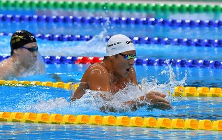 　男子個人メドレーで予選１位通過の瀬戸大也（右）＝撮影・持木克友