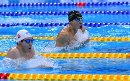 　男子個人メドレー１０位で予選落ちした本多灯（右）＝撮影・持木克友