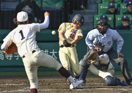 　田辺-星稜　９回表星稜１死二、三塁、代打東が右前に決勝の２点打を放つ。投手寺西、捕手前田＝甲子園