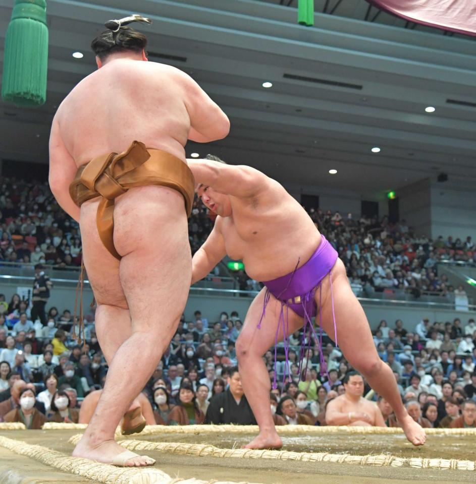 　竜電（左）を破り８連勝で勝ち越しを決めた尊富士（撮影・和田康志）