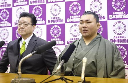 　師匠の伊勢ケ浜親方（左）と引退会見に臨んだ照強
