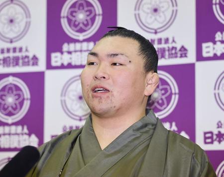　引退会見で現役生活を振り返る照強