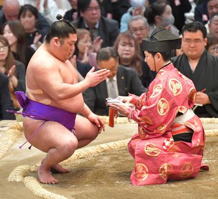 　新入幕初日から１０連勝を飾り勝ち名乗りを受ける尊富士（撮影・和田康志）