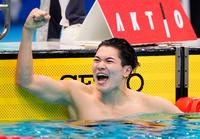 　優勝しガッツポーズする松下知之