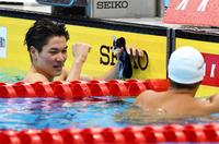 　レースを終え笑顔を見せる松下知之。手前は瀬戸大也