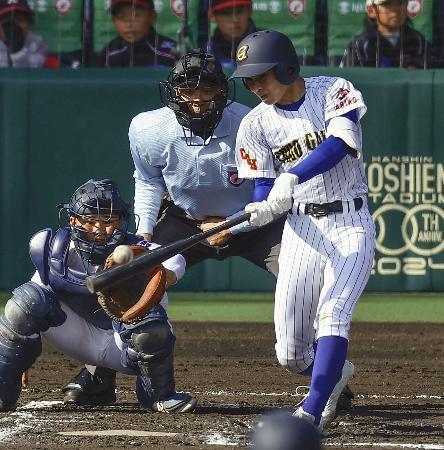 　耐久-中央学院　６回裏中央学院１死一、二塁、青木が左越え２点三塁打を放つ。捕手川合＝甲子園