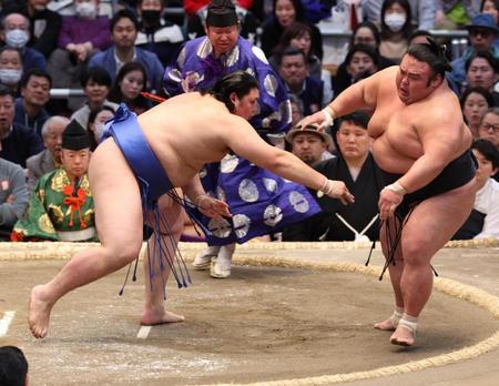 　貴景勝（右）を押し出しで破る大の里