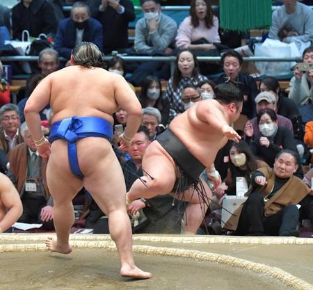 　大の里（左）に土俵下まで吹っ飛ばされた貴景勝（撮影・和田康志）