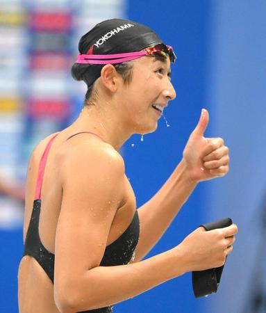 　女子１００メートル自由形準決勝を終えてサムズアップを決める池江璃花子（撮影・堀内翔）