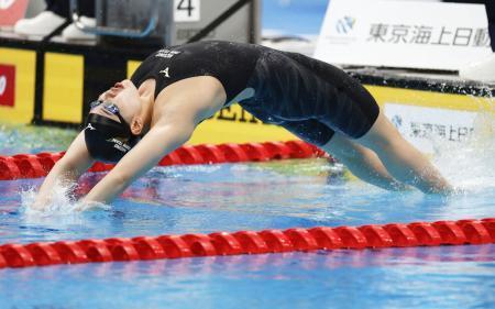 　女子１００メートル背泳ぎ決勝　スタートする白井璃緒＝東京アクアティクスセンター