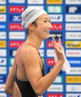 　女子１００メートル自由形予選を終えてスタンドに手を降る池江璃花子（撮影・堀内翔）