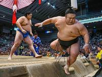 大の里（奥）が押し出しで貴景勝を破る＝エディオンアリーナ大阪