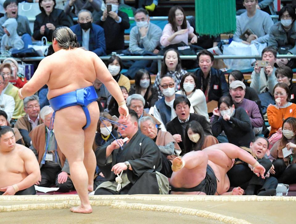 　大の里（左）に土俵下まで吹っ飛ばされた貴景勝（撮影・和田康志）