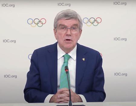 　オンラインで記者会見するＩＯＣのバッハ会長＝２０日（共同）